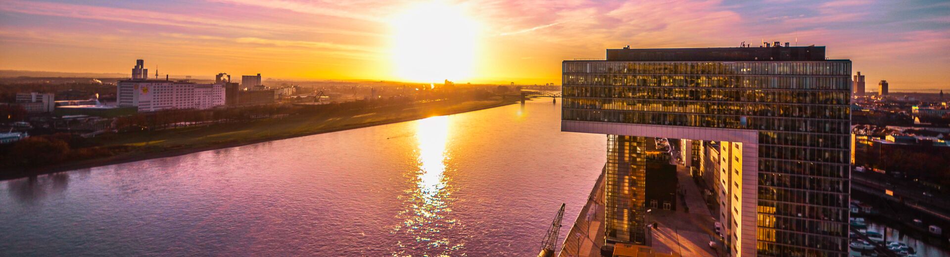 Kranhäuser Köln bei Sonnenuntergang