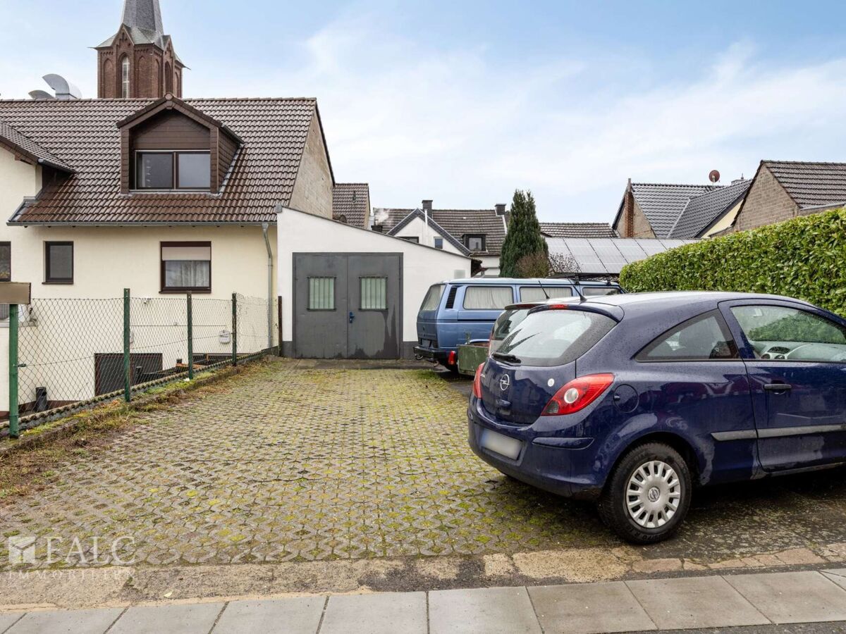 Stellplätze und Garage 