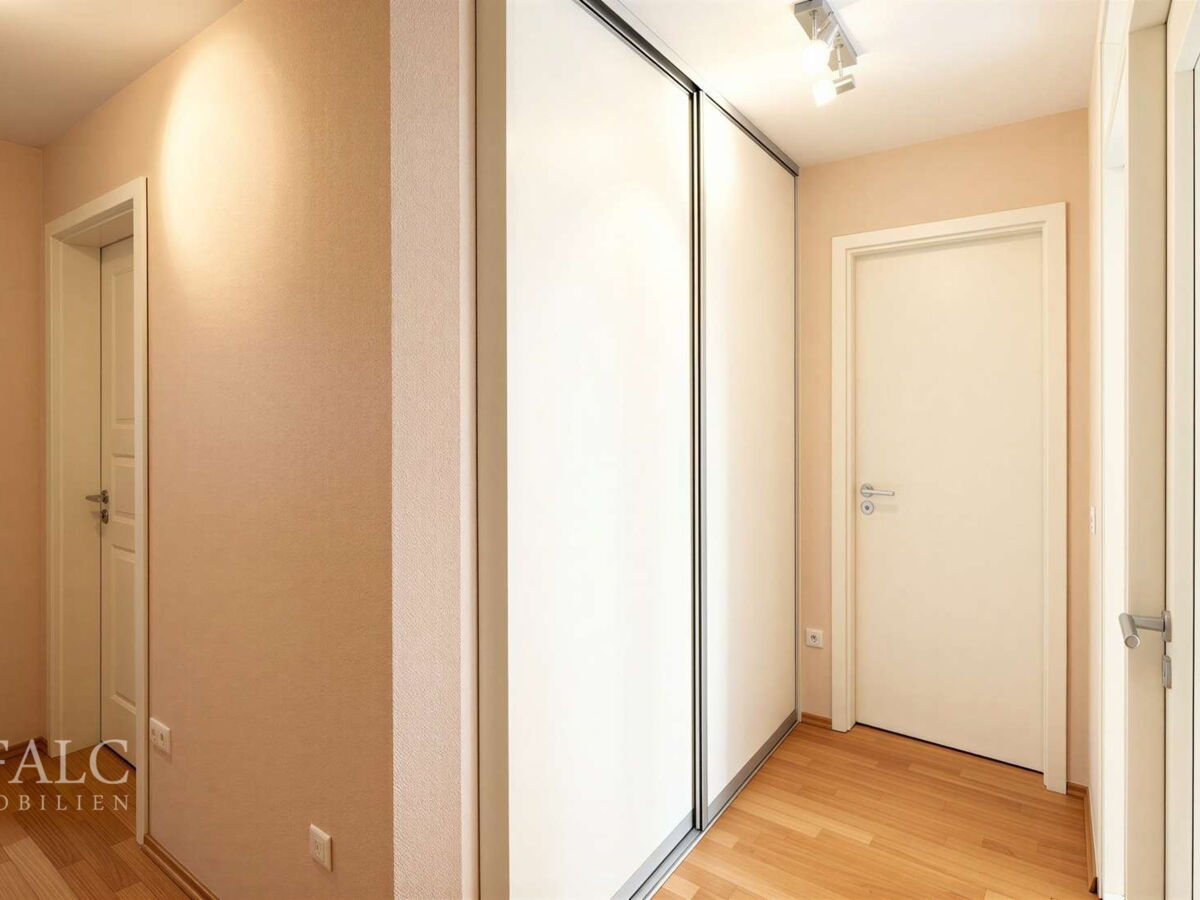 Flur mit Garderoben-Einbauschrank